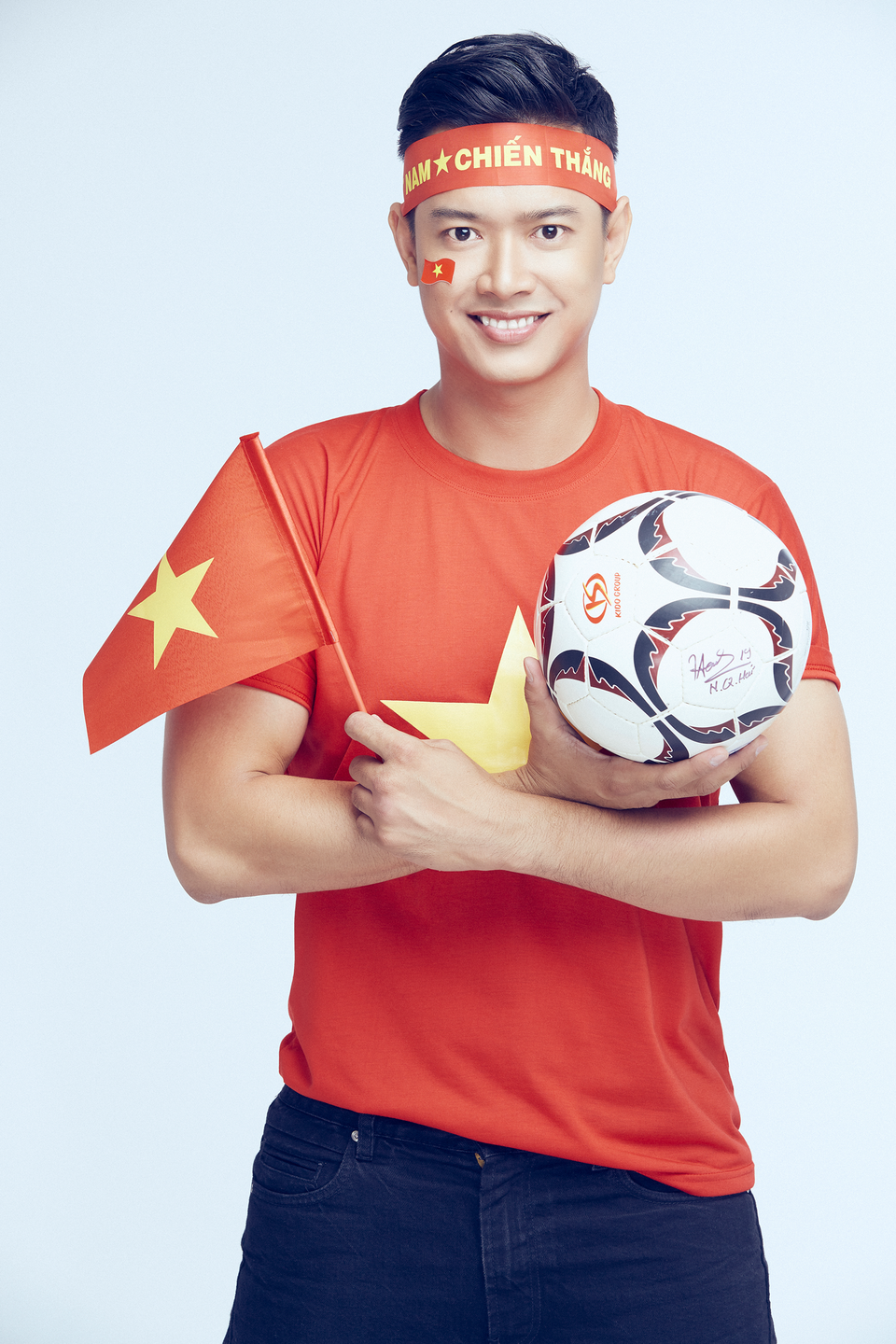 
Siêu mẫu Hồ Đức Vĩnh và trái bóng có chữ ký Quang Hải mà anh giữ làm kỷ niệm.
