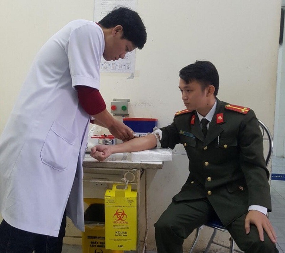 Trung úy công an kịp thời hiến máu cứu bệnh nhân qua cơn nguy kịch - 1 Trung úy Nguyễn Chí Huấn đang hiến máu để cứu người. Ảnh: Ngọc Lân