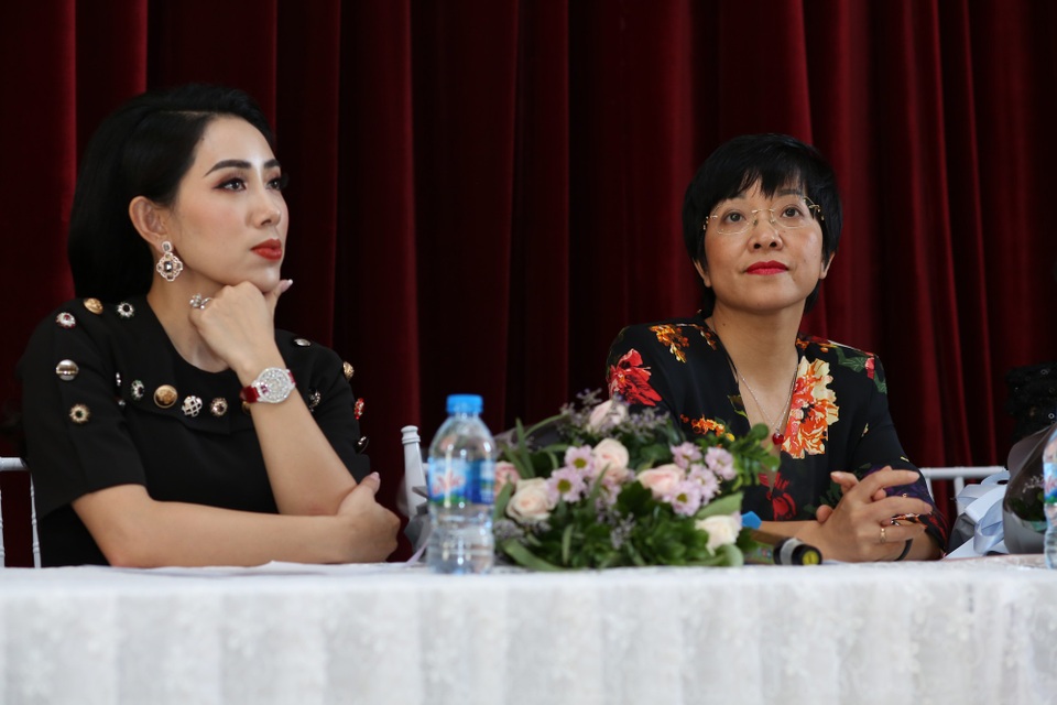 Vở ballet đẹp nhất mọi thời đại chính thức mở bán vé - 1
Chủ tịch Ruby Midu - Quỳnh Phạm và MC Thảo Vân trong buổi họp báo ra mắt vở ballet “Người đẹp ngủ trong rừng”.