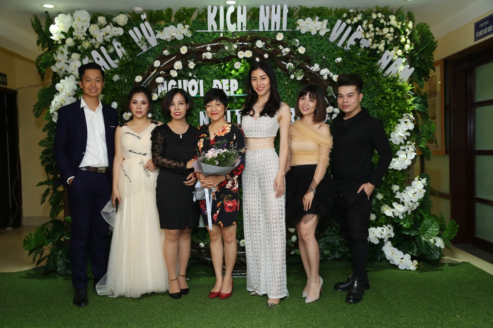 Vở ballet đẹp nhất mọi thời đại chính thức mở bán vé - 3
Ekip dàn dựng “Người đẹp ngủ trong rừng” chụp ảnh cùng khách mời tới buổi họp báo.