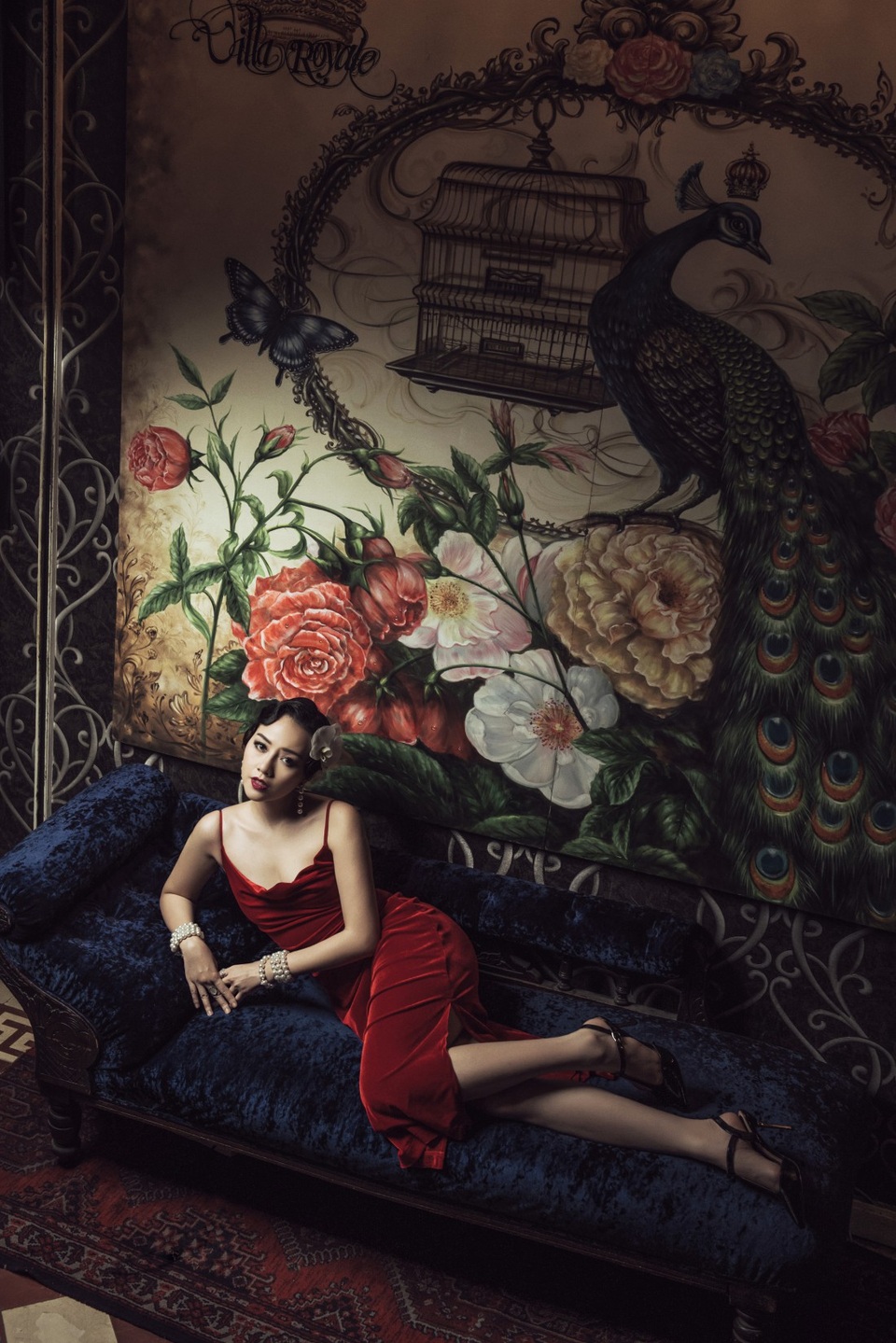 Cô khoe được những đường cong hình thể đầy tinh tế.