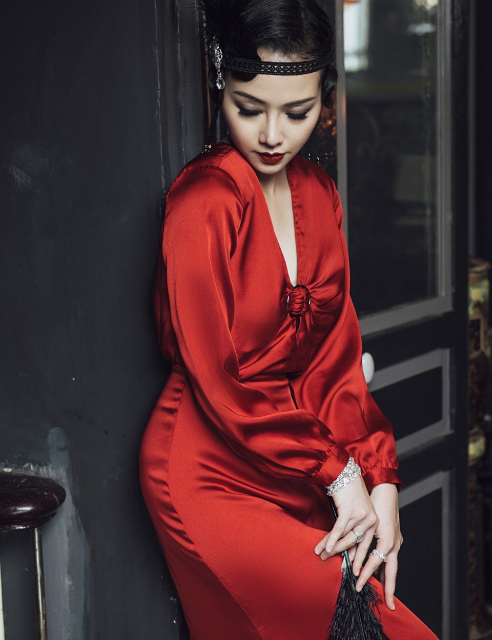 Băng Di mang đến sự thanh lịch, phô trương vẻ đẹp đầy nữ tính và gợi cảm.