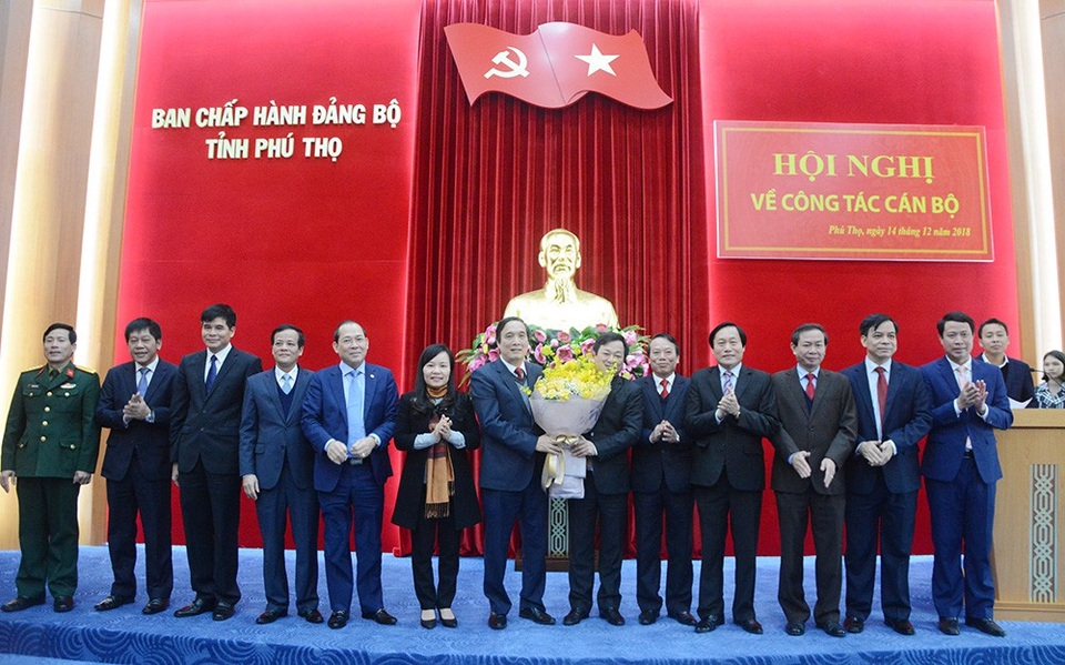 Ông Bùi Minh Châu làm Bí thư Tỉnh uỷ Phú Thọ - 1 Tân Bí thư Tỉnh uỷ Phú Thọ Bùi Minh Châu - người cầm hoa bên trái (Ảnh: Phutho.gov.vn).