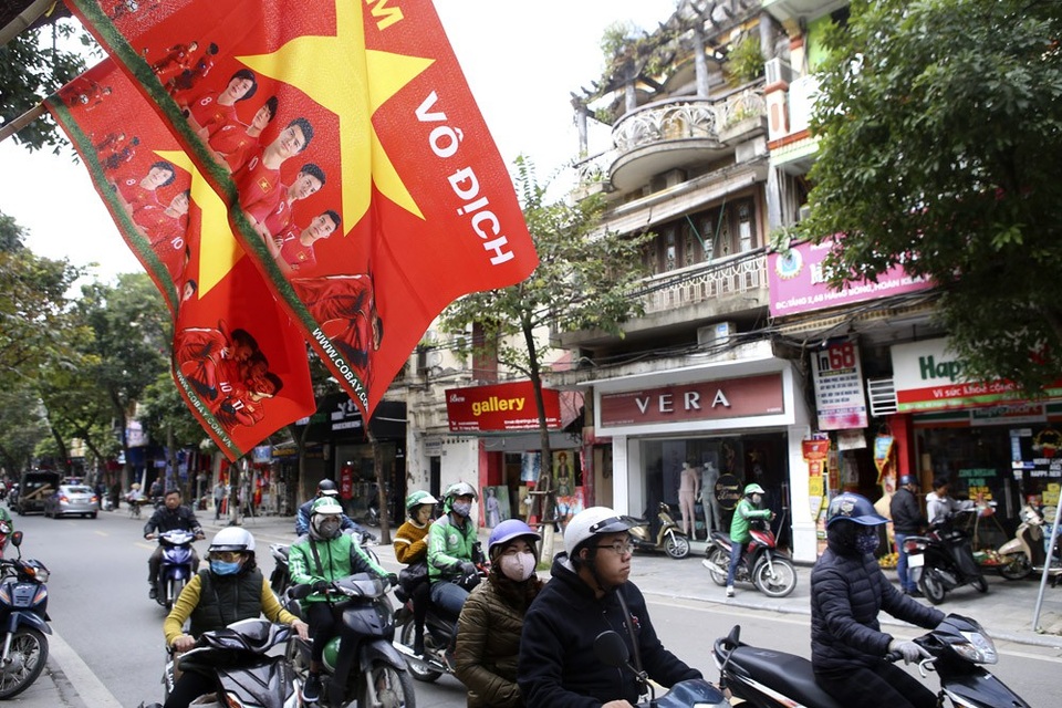 Hà Nội hừng hực khí thế cổ vũ đội tuyển Việt Nam - 1
Cả đoạn phố hàng Bông dài hàng trăm mét được nhuộm đỏ bởi màu cờ đỏ sao vàng, đây là phố bán cờ nhiều nhất tại khu vực trung tâm thủ đô.