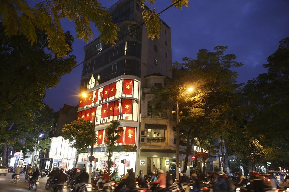 Hà Nội hừng hực khí thế cổ vũ đội tuyển Việt Nam - 11 Hàng chục lá cờ được treo hoành tráng tại một cửa hàng thời trang trên phố Bà Triệu.