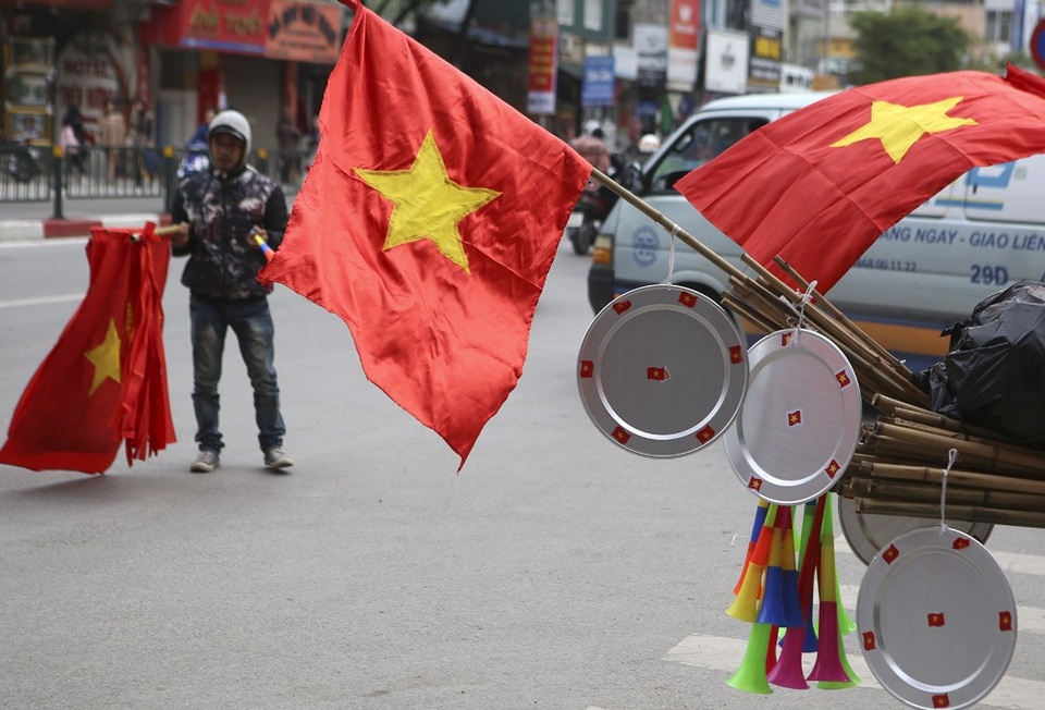 Hà Nội hừng hực khí thế cổ vũ đội tuyển Việt Nam - 14 Những người bán cờ và các loại phụ kiện để ăn mừng chiến thắng.