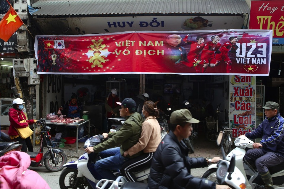 Hà Nội hừng hực khí thế cổ vũ đội tuyển Việt Nam - 15 Một quán phở ở phố Khương Trung chạy băng-rôn cổ vũ cho đội tuyển Việt nam.