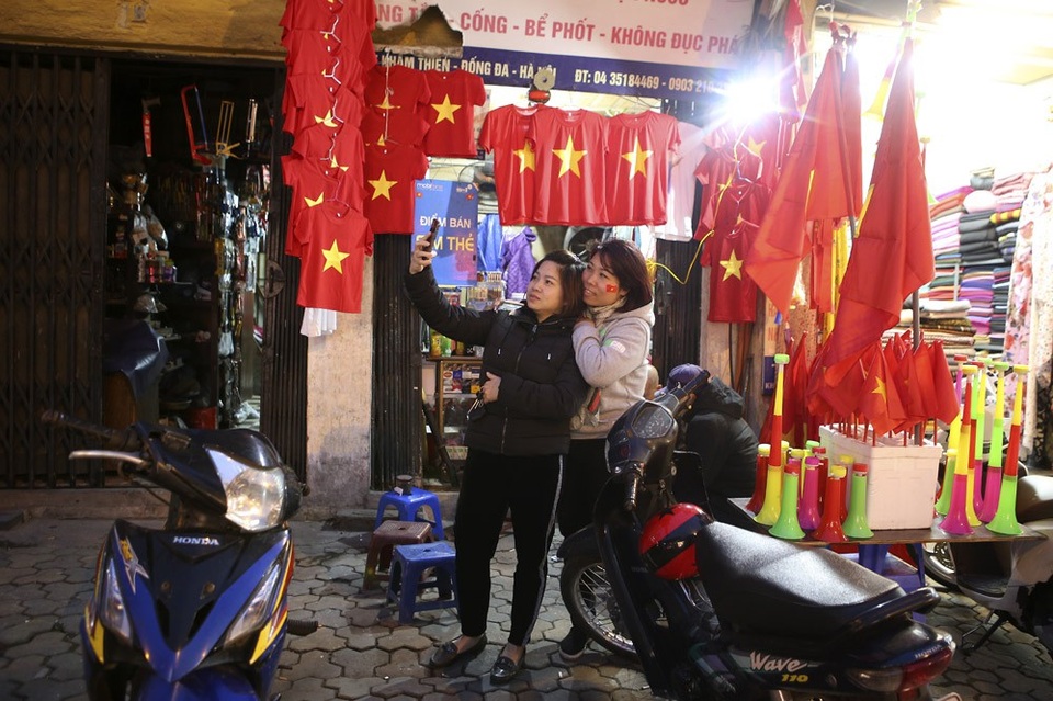 Hà Nội hừng hực khí thế cổ vũ đội tuyển Việt Nam - 16 Selfie với cờ đỏ sao vàng.