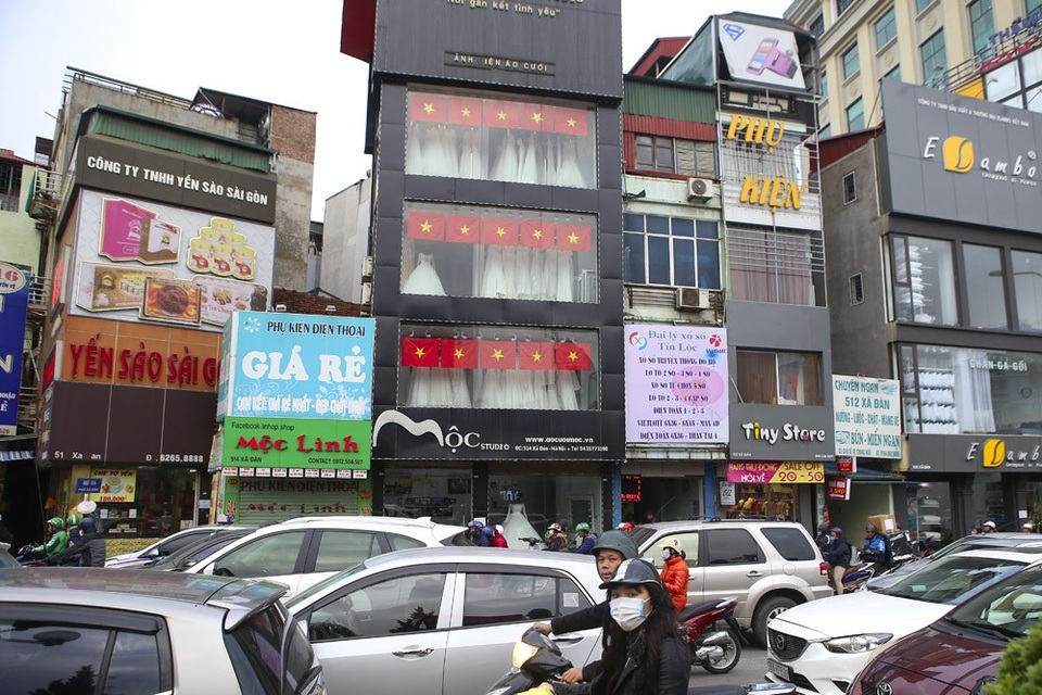 Hà Nội hừng hực khí thế cổ vũ đội tuyển Việt Nam - 6
Hàng chục lá cờ Tổ quốc được treo trong một studio áo cưới.