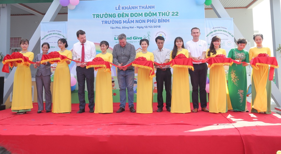 Đưa vào sử dụng trường mầm non "Đèn Đom Đóm" thứ 22 - 1 Đại diện các bên thực hiện nghi thức cắt băng khánh thành