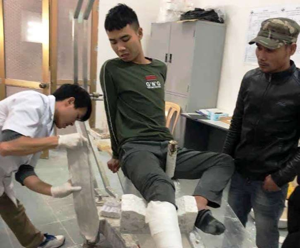 Bắt giữ nghi phạm đột nhập trường tiểu học xâm hại học sinh - 1 Đối tượng Nguyễn Trung Anh được đưa đi băng bó chữa trị sau khi nhảy từ tầng 3 trường tiểu học Lương Khánh Thiện xuống đất