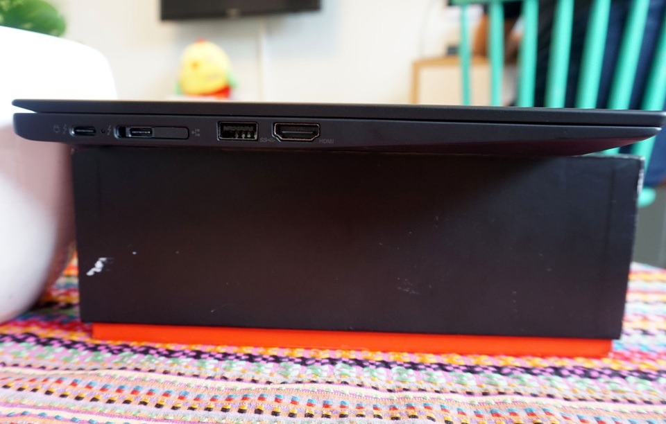 Đập hộp ThinkPad X1 Carbon Gen 6 giá 41,9 triệu đồng - 5 Đập hộp ThinkPad X1 Carbon Gen 6 giá 41,9 triệu đồng - 5