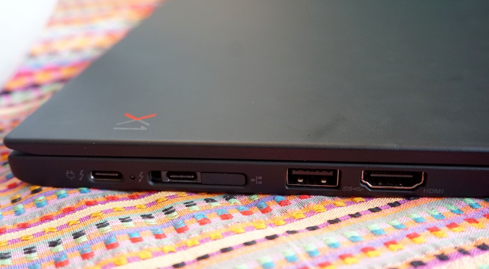 Đập hộp ThinkPad X1 Carbon Gen 6 giá 41,9 triệu đồng - 4 Đập hộp ThinkPad X1 Carbon Gen 6 giá 41,9 triệu đồng - 4