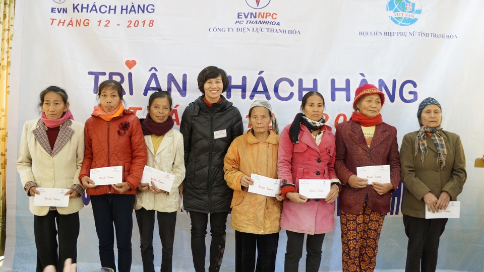 Công ty điện lực Thanh Hóa thăm và tặng quà hộ nghèo nhân tháng tri ân khách hàng năm 2018 - 2 Công ty điện lực Thanh Hóa thăm và tặng quà hộ nghèo nhân tháng tri ân khách hàng năm 2018 - 2