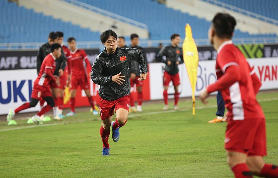 HLV Park Hang Seo nhận tin vui từ Quế Ngọc Hải - 2
Công Phượng mặc áo khoác trong buổi tập