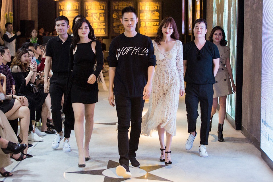 Các cô gái xuất hiện cùng NTK Lâm Gia Khang cũng chính là người đã lo phần tạo hình thời trang cho các nhân vật trong phim.