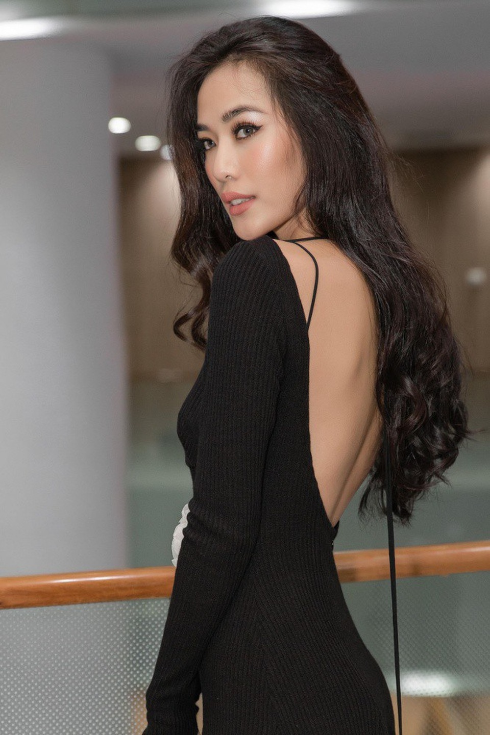 Vốn xuất thân là một người mẫu, việc tham gia một đêm diễn thời trang hoàn toàn không có gì làm khó được Thoại Tiên. Người đẹp luôn luôn tự tin, đầy phóng khoáng và thu hút sự chú ý của mọi người, kể cả trên thảm đỏ hay khi xuất hiện trên sàn catwalk.