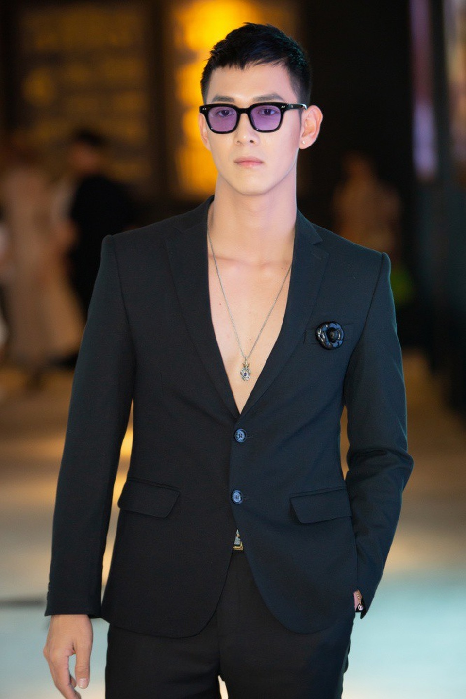 Soái ca điển trai Song Luân - trung uý Duy Kiên của Hậu duệ mặt trời phiên bản Việt cũng góp mặt trong bữa tiệc thời trang.