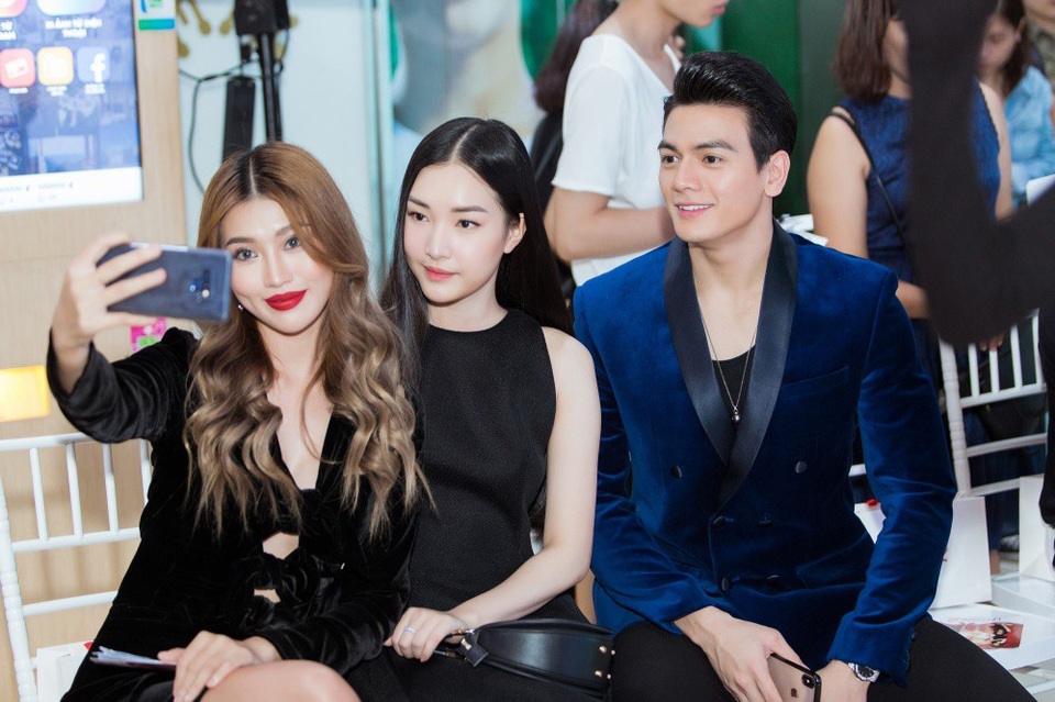 Nàng thơ xứ Huế Ngọc Trân và người mẫu Chế Nguyễn Quỳnh Châu chụp hình lưu niệm cùng Lê Xuân Tiền.