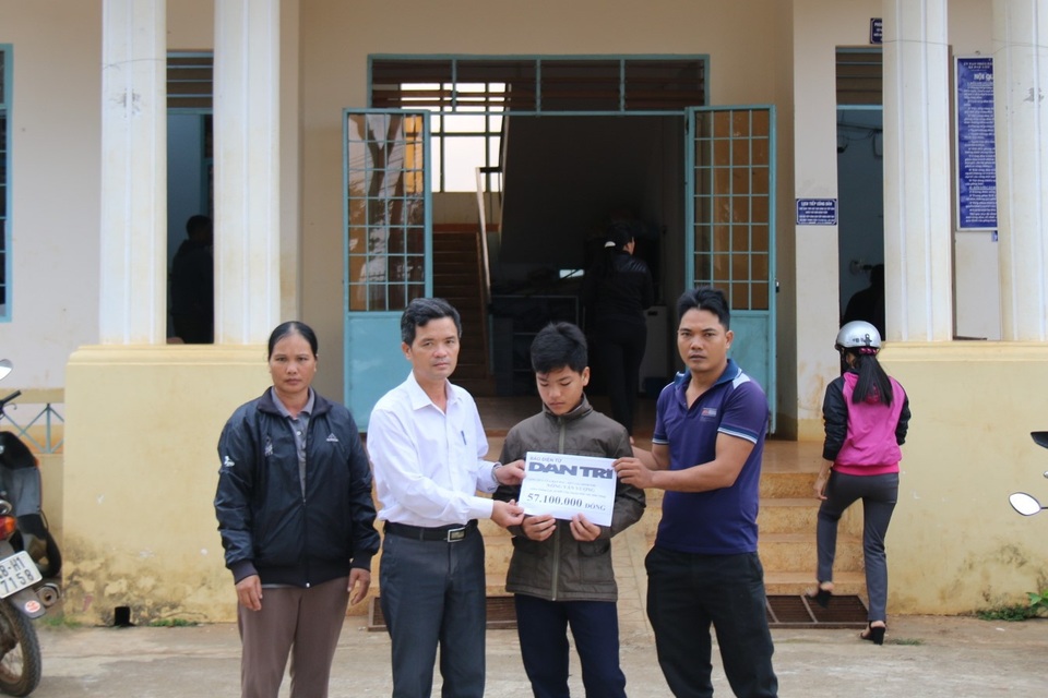 Thêm 57 triệu đồng bạn đọc giúp đỡ nam sinh lớp 7 mồ côi cha mẹ - 1 Đại diện chính quyền địa phương trao quà của bạn độc Dân trí tới gia đình em Vượng