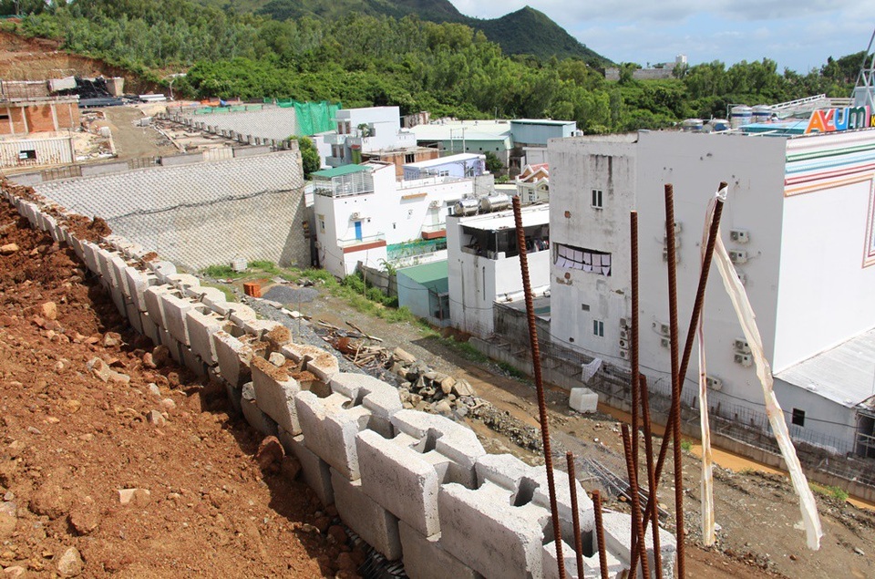 Vụ “bức tường thành khủng” ở Nha Trang: Chủ đầu tư phải trình phương án phá dỡ - 4 Sở Xây dựng Khánh Hòa yêu cầu tháo dỡ bức tường khủng này vì cho rằng xây dựng trái phép, tự phát