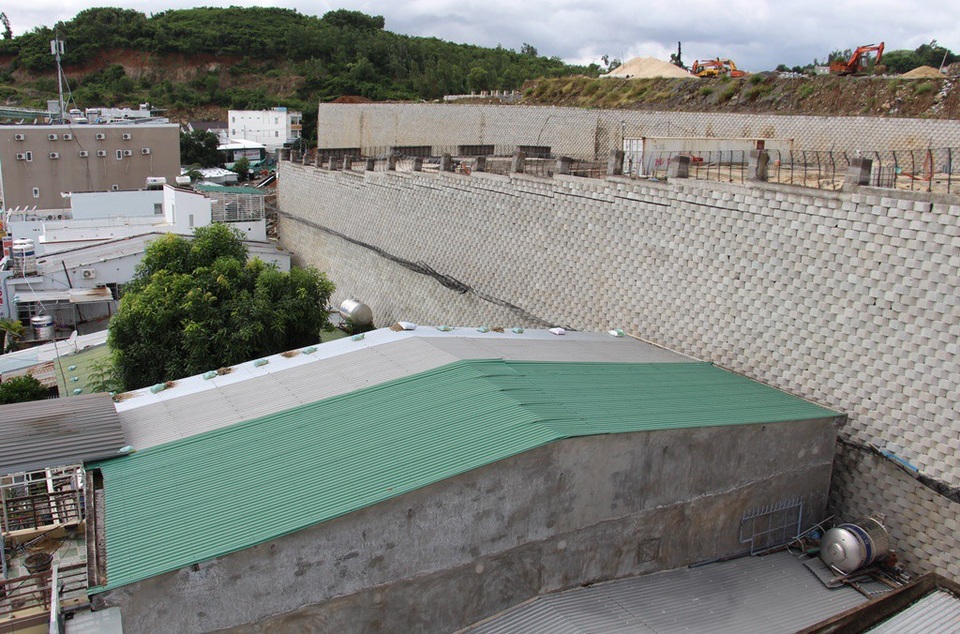 Vụ “bức tường thành khủng” ở Nha Trang: Chủ đầu tư phải trình phương án phá dỡ - 1 Bức tường chắn thuộc dự án Marina Hill – Đồi Xanh Nha Trang (xã Vĩnh Ngọc, TP Nha Trang) đe dọa đến khu dân cư bên dưới