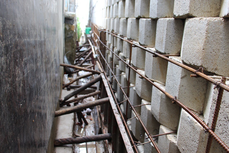 Vụ “bức tường thành khủng” ở Nha Trang: Chủ đầu tư phải trình phương án phá dỡ - 3 Nhiều đoạn tường thành chỉ cách nhà dân chừng 1m trong tình trạng chằng chống, gia cố, tiềm ẩn nguy hiểm