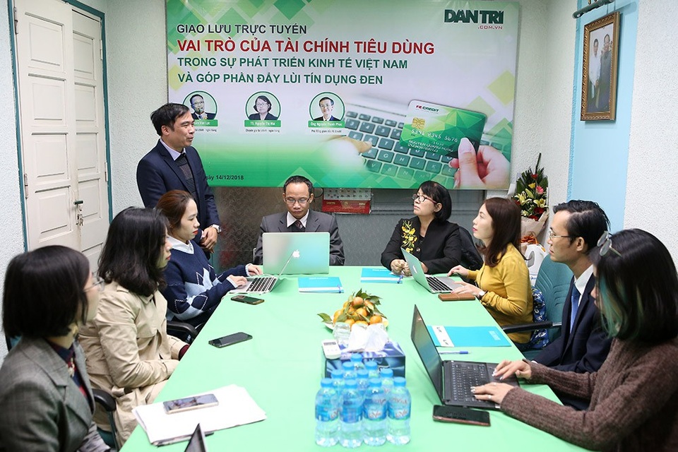 Tài chính tiêu dùng góp phần "đẩy lùi" tín dụng đen - 10
Các diễn giả đã sẵn sàng trả lời các câu hỏi của độc giả Dân trí
