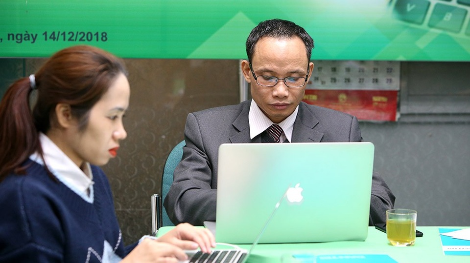 Tài chính tiêu dùng góp phần "đẩy lùi" tín dụng đen - 8
TS. Cấn Văn Lực trả lời những câu hỏi khá hóc búa từ phía độc giả về vấn đề tài chính cá nhân.