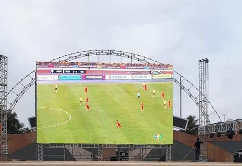 Lắp màn hình cỡ lớn để cổ vũ đội tuyển Việt Nam tại trận chung kết lượt về - 2 Màn hình cỡ lớn đã sẵn sàng phục vụ người hâm mộ bóng đá xứ Thanh cổ vũ cho đội tuyển Việt Nam.