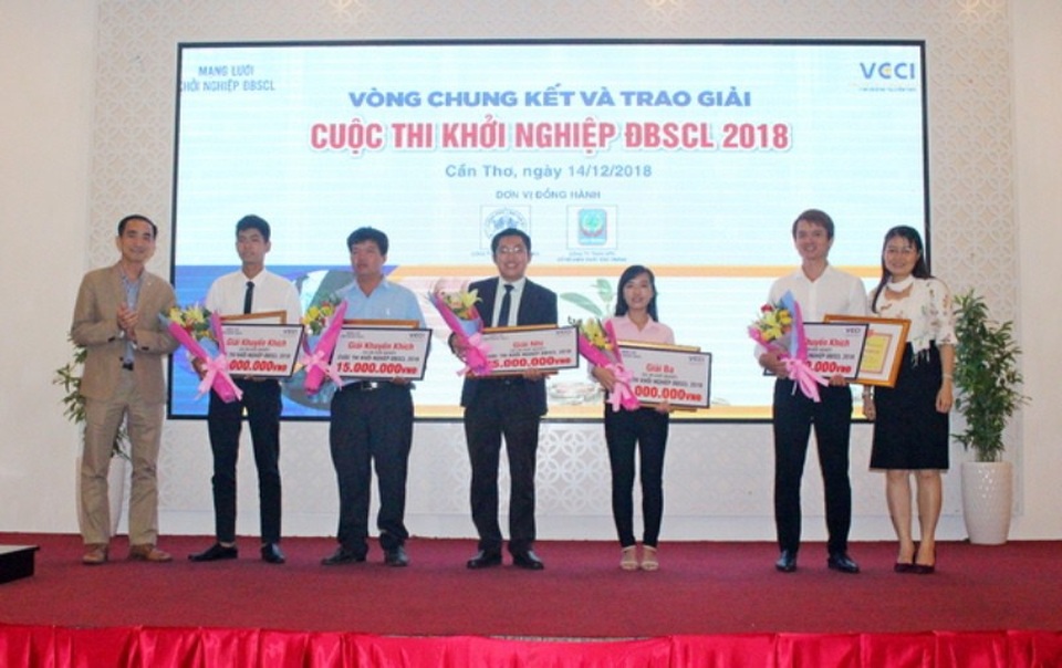 Chung kết khởi nghiệp khu vực ĐBSCL năm 2018 - 1 Ông Nguyễn Phương Lam - Phó giám đốc VCCI Cần Thơ (trái) trao hoa và chứng nhận cho các tác giả