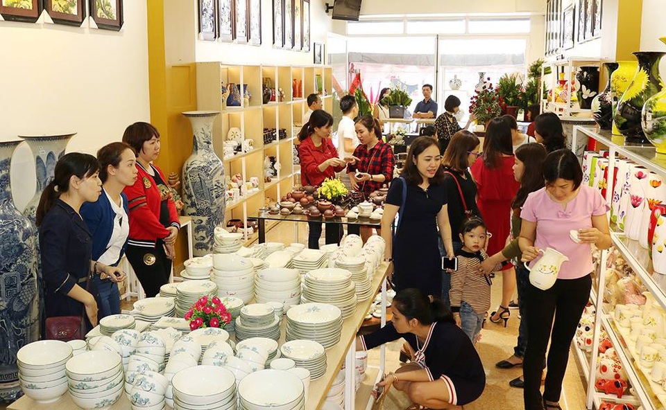 Người tiên phong đưa gốm sứ Bát Tràng về đất Cảng - 2
Đến với BatTrang Family, cơ hội sở hữu gốm sứ chính hãng của người dân trở nên vô cùng dễ dàng.