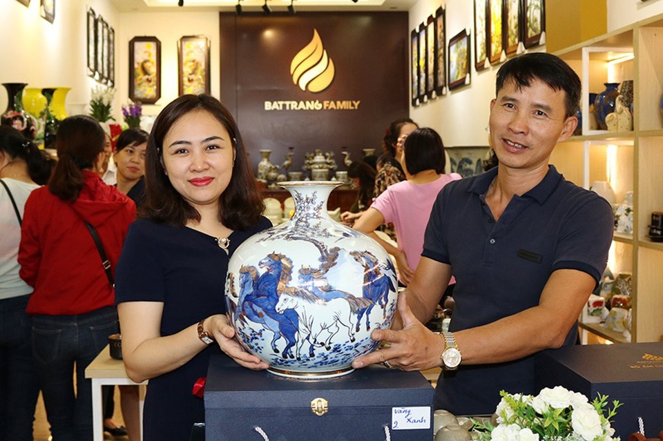 Người tiên phong đưa gốm sứ Bát Tràng về đất Cảng - 1
Niềm vui của chị Vương Thị Phương Thúy (trái) - Giám đốc BatTrang Family chi nhánh Dương Kinh (Hải Phòng) khi gốm sứ chính hãng đến tay người tiêu dùng.