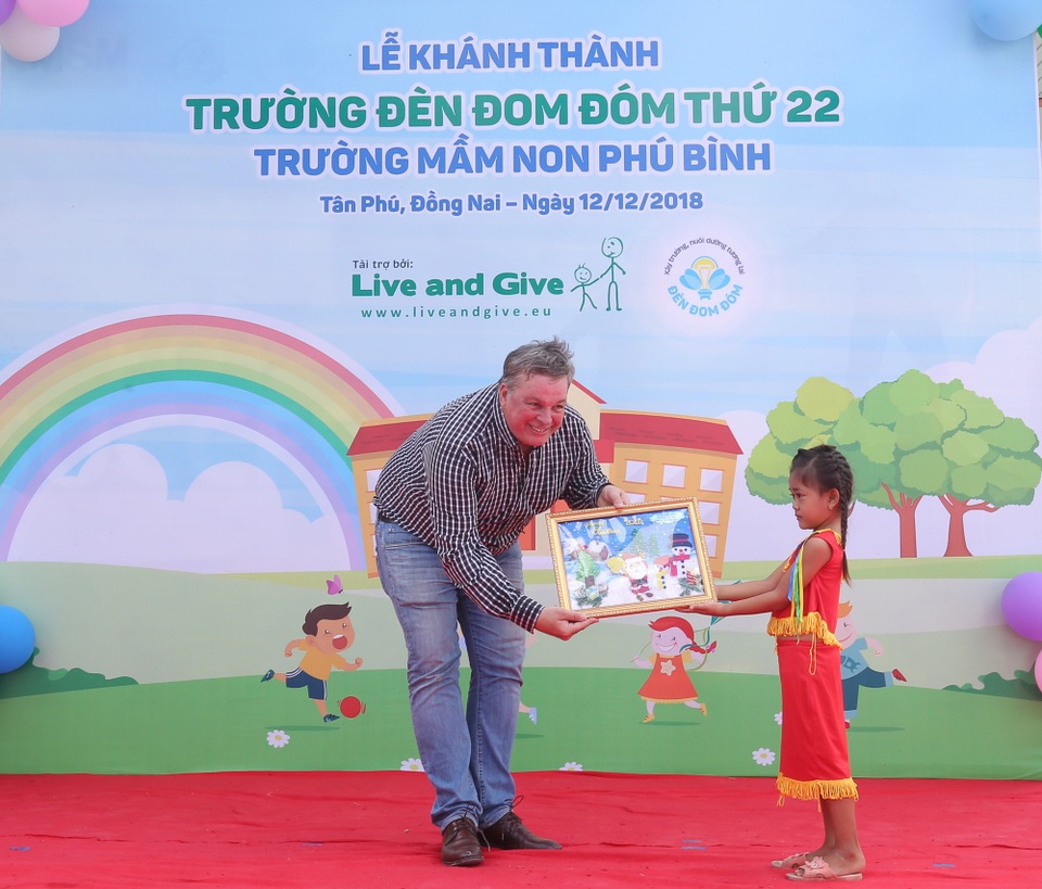 Đưa vào sử dụng trường mầm non "Đèn Đom Đóm" thứ 22 - 3 Ông Jan Peeters - Nhà sáng lập tổ chức Live & Give nhận tranh do các em học sinh trường Phú Bình vẽ tặng