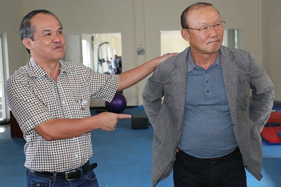 
Phút vui vẻ giữa bầu Đức và thầy Park (ảnh: Dân Trí).
