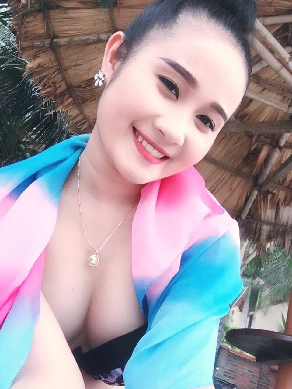 Quế Ngọc Hải, Nguyễn Tiến Linh xiêu lòng hai hot girl xinh nhất thành Vinh - 3
Ngọc Quyên sở hữu gương mặt bầu bĩnh, mái tóc đen dài cùng vóc dáng cân đối.