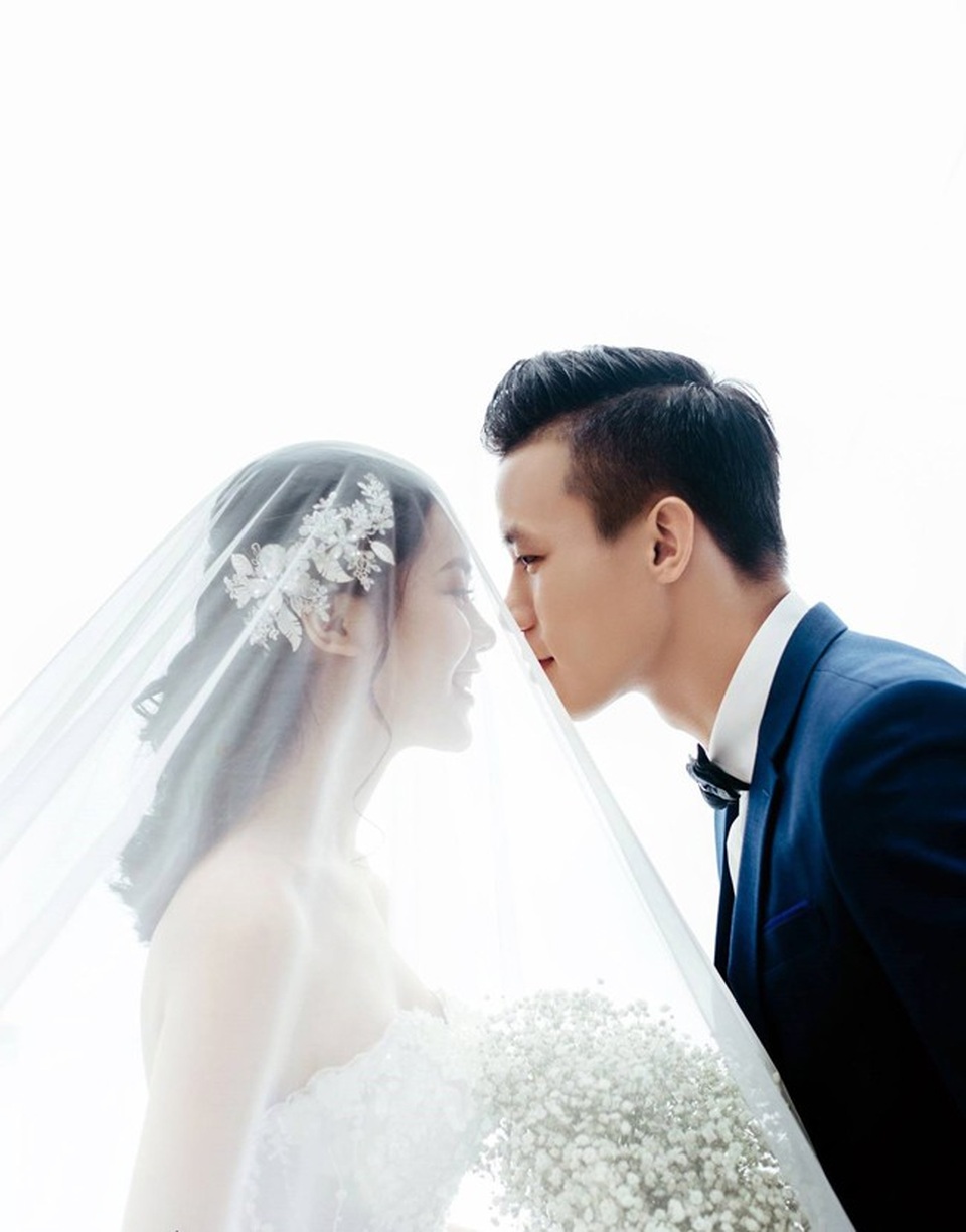 Quế Ngọc Hải, Nguyễn Tiến Linh xiêu lòng hai hot girl xinh nhất thành Vinh - 13
Trói chân trung vệ Quế Ngọc Hải cũng là một hot girl thành Vinh.