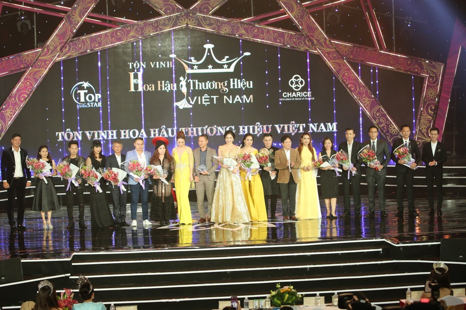 Hoa Hậu Thương Hiệu Việt Nam 2018 chính thức lộ diện nữ chủ nhân quyền lực - 4 Chương trình nhận được sự ủng hộ của Nhà tài trợ kim cương viên uống & makeup Charice Corporation USA đại diện Ông Nguyễn Ngọc Thành, Ông Đỗ Hữu Thanh -Tổng Giám Đốc Công Ty TNHH May Sư Tử Vàng, NTK công sở Bà Kim Trần thương hiệu thời trang CHANONY, Nhà tài trợ Makeup Hồng Kong Weding, Bà Võ Ty Na, Ông Steven Jahng – Tổng giám đốc Khách Sạn Zen Diamond Suites Đà Nẵng, NTK Nhật Dũng - thương hiệu áo dài Nhật Dũng.