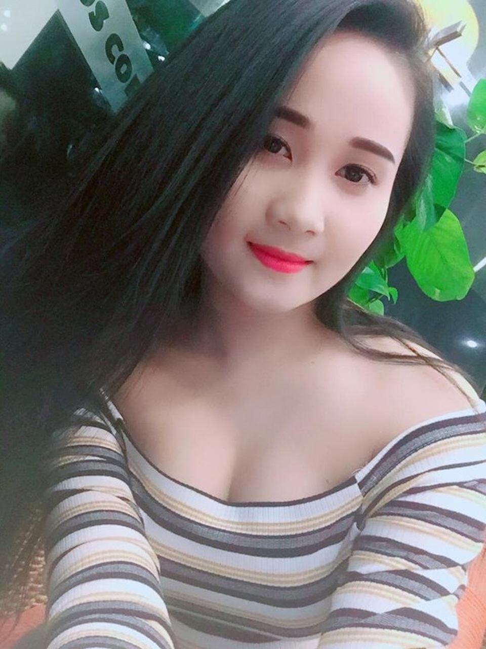 Quế Ngọc Hải, Nguyễn Tiến Linh xiêu lòng hai hot girl xinh nhất thành Vinh - 10
Người đàn ông em yêu luôn lãng mạn như vậy, chưa bao giờ ngừng tìm kiếm em dù ở bất cứ đâu, Quyên viết.