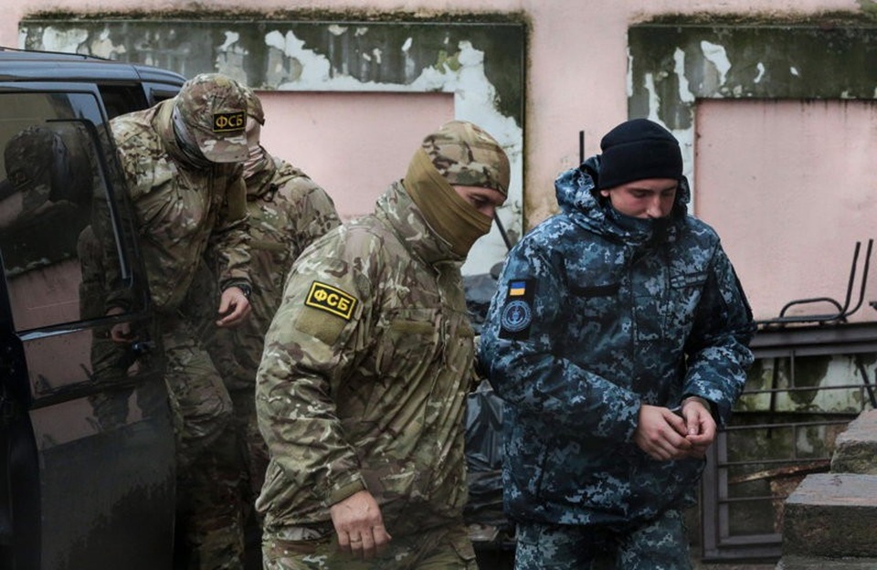 Nga thẳng thừng bác yêu cầu của Mỹ về việc thả thủy thủ Ukraine - 1
Lực lượng an ninh Nga giải một thủy thủ Ukraine bị bắt giữ tới tòa hôm 27/11 (Ảnh: AFP)