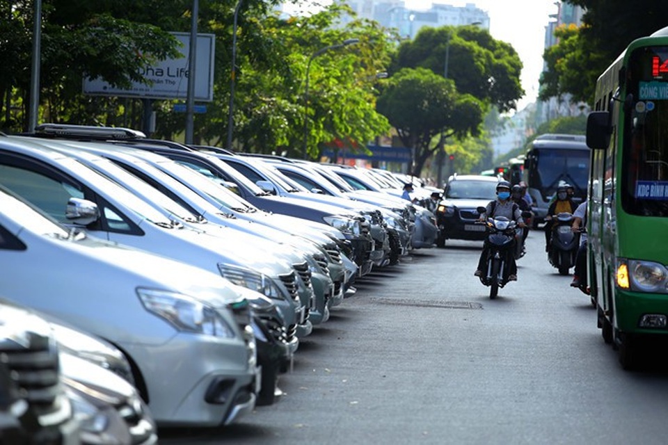 Dân giàu tăng mua xế hộp, xe Trung Quốc dần "bật bãi" khỏi Việt Nam - 1 Tầng lớp dân giàu Việt Nam tăng nhanh, xe hơi đang được tiêu thụ mạnh hơn