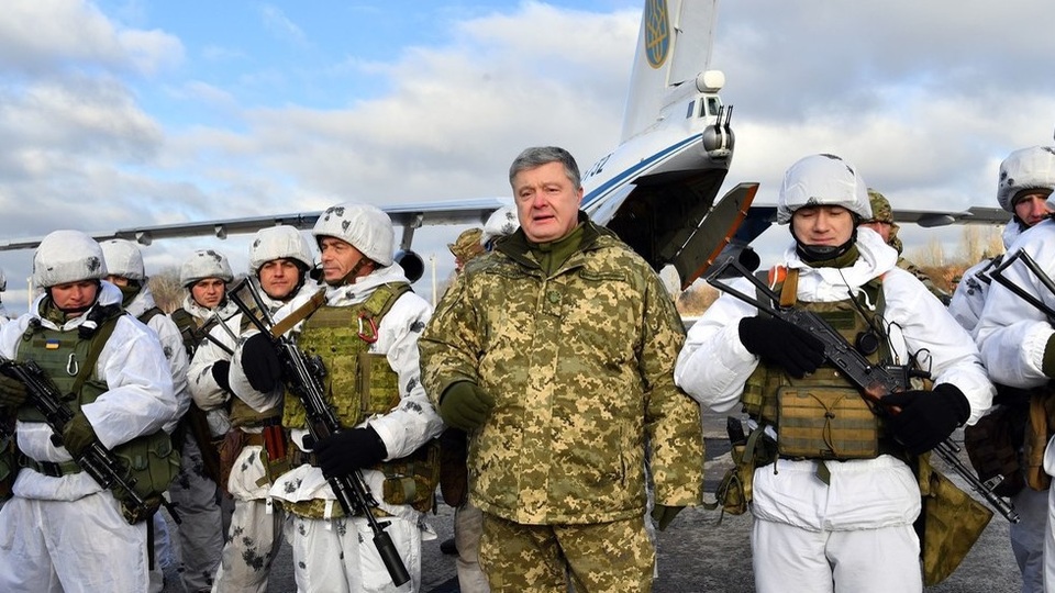 Nga nghi Ukraine sắp mở chiến dịch quân sự lớn ở miền đông - 1
Tổng thống Ukraine Petro Poroshenko cùng các lính phòng không. (Ảnh: AFP)