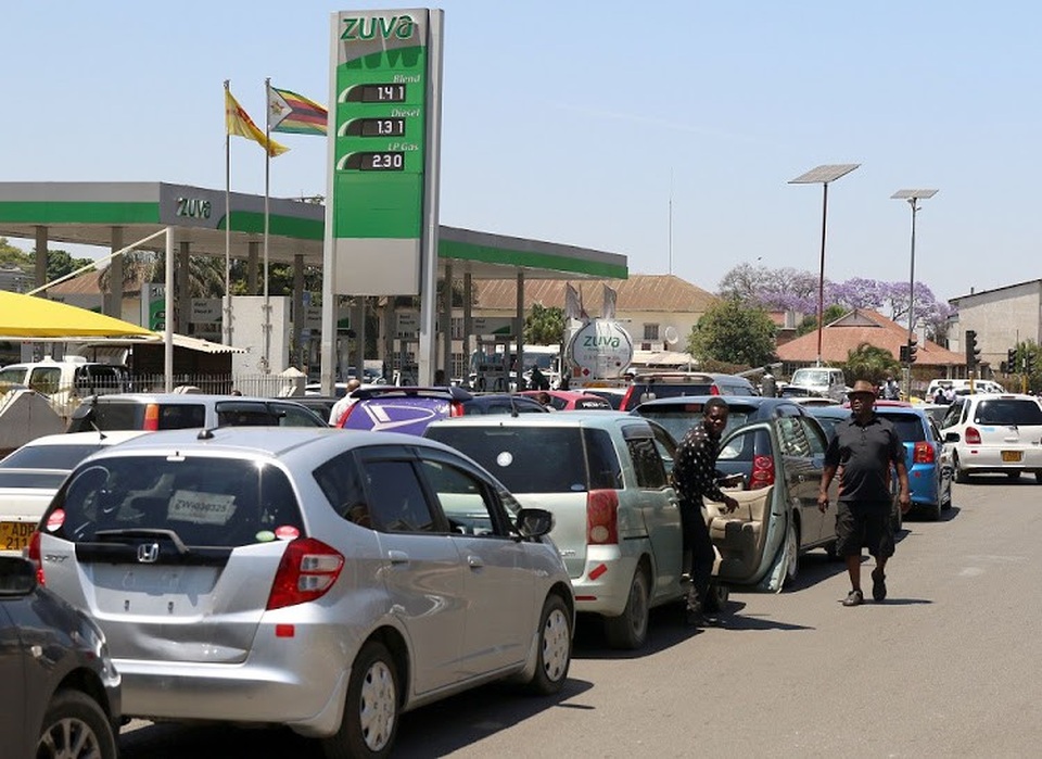 Quá thiếu lương thực, đồ dùng, dân Zimbabwe cứ thấy xếp hàng là “nhảy” vào - 2 Từng hàng xe ô tô xếp hàng dài hàng chục giờ đồng hồ để được đổ xăng tại Zimbabwe. (Nguồn: The 1873 TV)