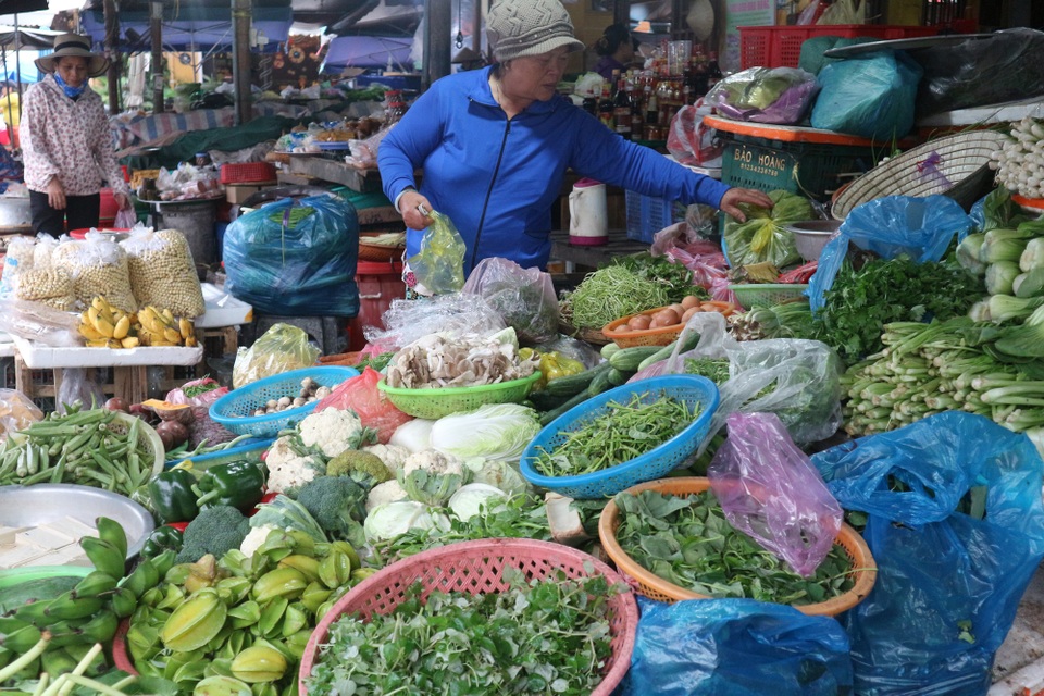 Hội An: Rau xanh tăng giá gấp 2-3 lần sau lũ - 1 Giá rau tăng cao từ 2-3 lần sau lũ