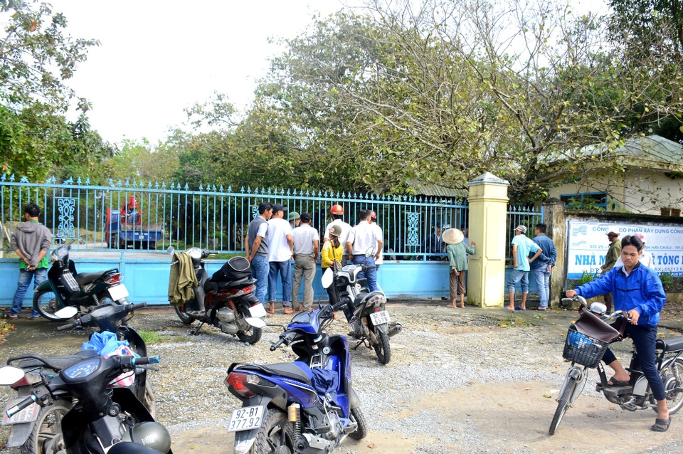 Bị cuốn vào máy trộn bê tông, nam công nhân chết thảm - 1 Nhiều người dân hiếu kỳ tập trung trước cổng công ty theo dõi sự việc
