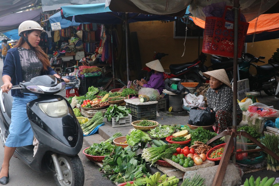 Hội An: Rau xanh tăng giá gấp 2-3 lần sau lũ - 2 Người mua phải băn khoăn, cân nhắc khi mua rau, giờ chỉ dám mua theo lạng chứ không dám theo ký