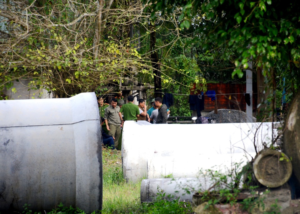 Bị cuốn vào máy trộn bê tông, nam công nhân chết thảm - 2 Đến 11h30 trưa, công an vẫn đang khám nghiệm hiện trường