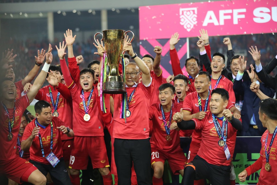 Khoảnh khắc đội tuyển Việt Nam nhận cúp vô địch AFF Cup 2018 - 8 Khoảnh khắc đội tuyển Việt Nam nhận cúp vô địch AFF Cup 2018 - 8