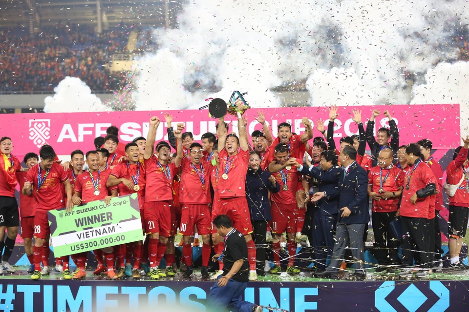 Khoảnh khắc đội tuyển Việt Nam nhận cúp vô địch AFF Cup 2018 - 7 Khoảnh khắc đội tuyển Việt Nam nhận cúp vô địch AFF Cup 2018 - 7