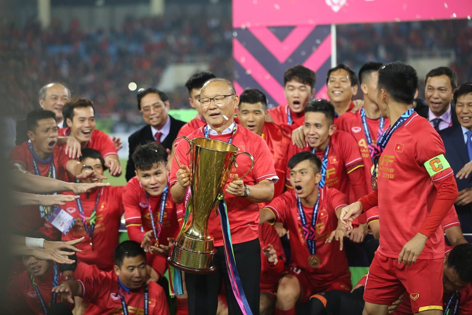 Khoảnh khắc đội tuyển Việt Nam nhận cúp vô địch AFF Cup 2018 - 6 Khoảnh khắc đội tuyển Việt Nam nhận cúp vô địch AFF Cup 2018 - 6